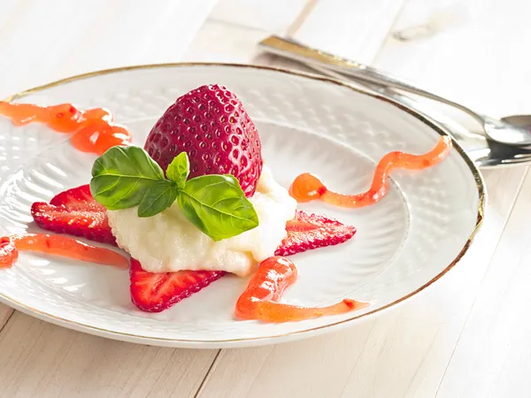 Blancmange com frutas frescas — Fotografia de Stock