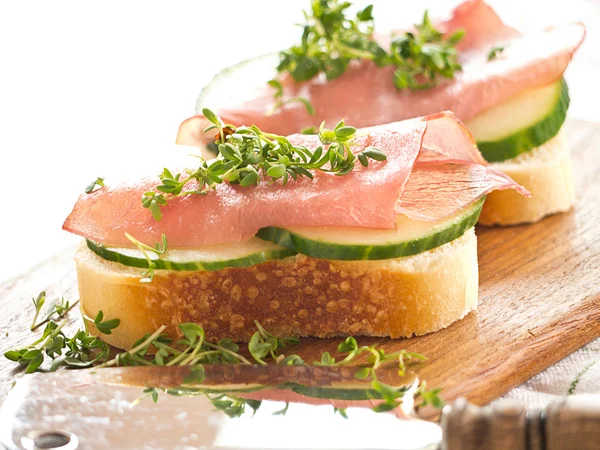 Schinkensandwich mit Gurken und frischer Kresse — Stockfoto