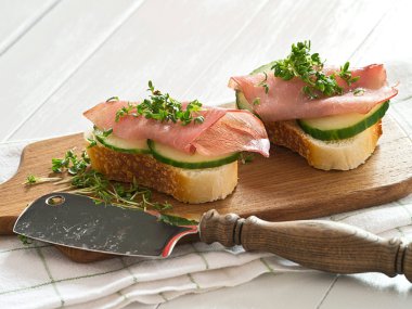 Jambonlu sandviç taze tere ve salatalık ile