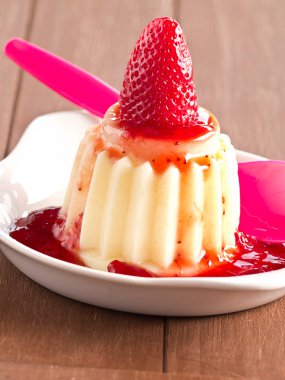 Çilek soslu vanilyalı puding.
