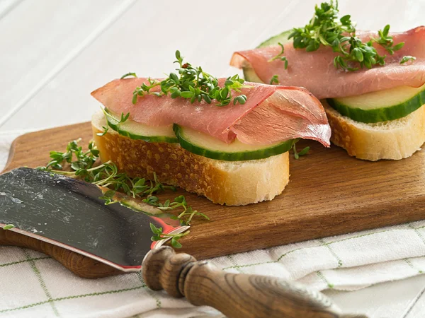 Sandwich au jambon avec concombre et cresson frais — Photo