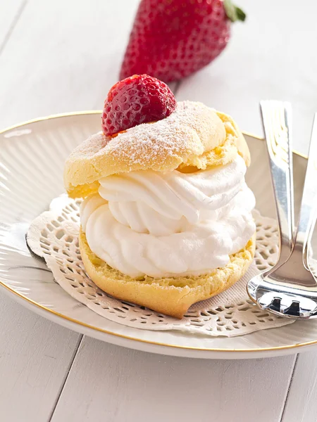 Cream puff with fresh strawberries — Stock Photo, Image