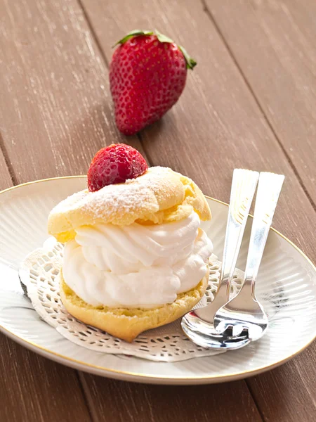 Cream puff with fresh strawberries — Stock Photo, Image