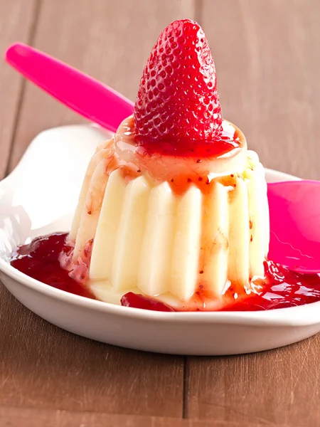 Pudding à la vanille avec sauce aux fraises — Photo