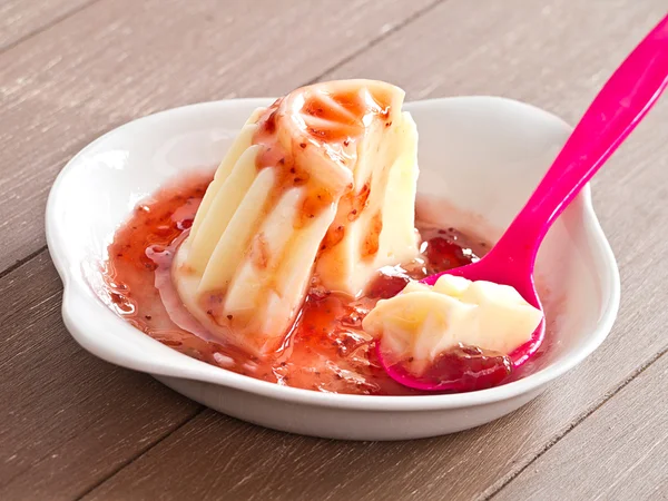 Vanillepudding met aardbeisaus — Stockfoto