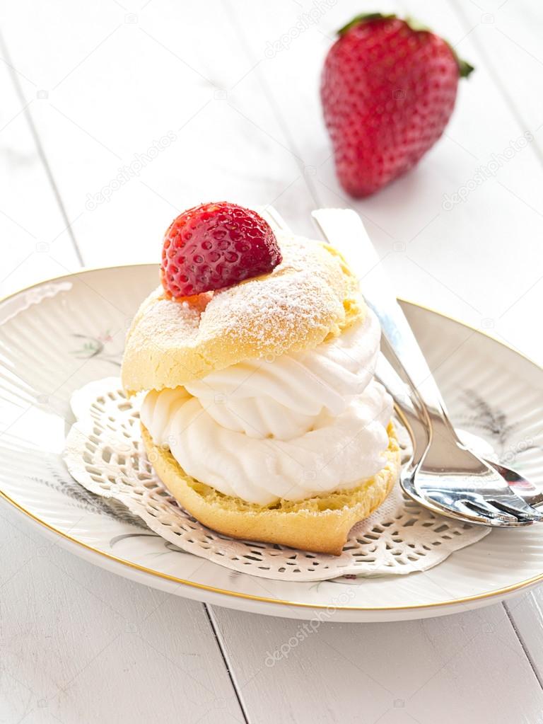 Cream puff with fresh strawberries