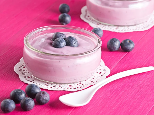 Yoghurt with huckleberries o — Stock Photo, Image
