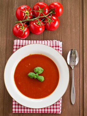 Basil 'li domates çorbası.