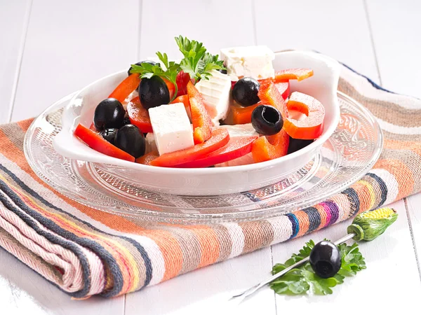 Salade van fetakaas, paprika, en groene en zwarte olijven — Stockfoto