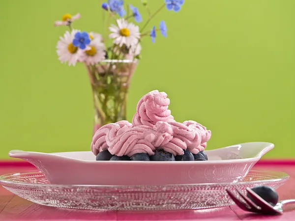 Kuchen mit Sahne und frischen Blaubeeren — Stockfoto