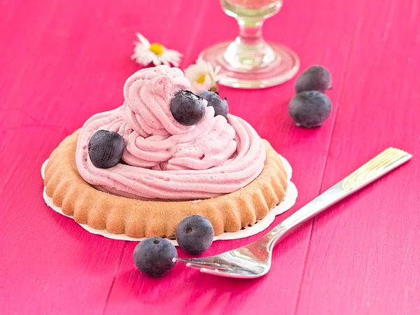 Cake with cream and fresh blueberries — Stock Photo, Image
