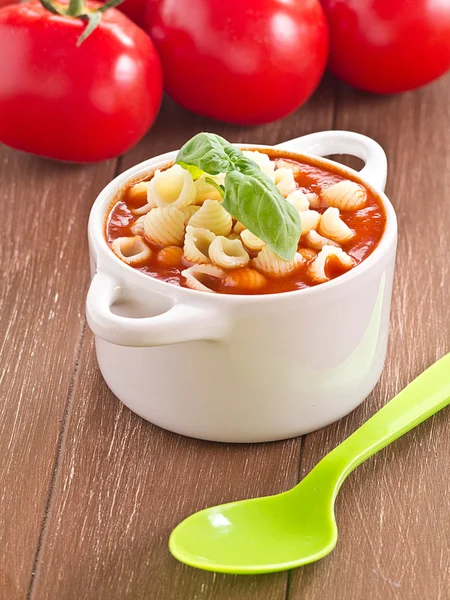 Tomatensuppe mit Basilikum — Stockfoto