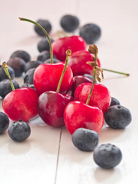 Cerezas y arándanos —  Fotos de Stock