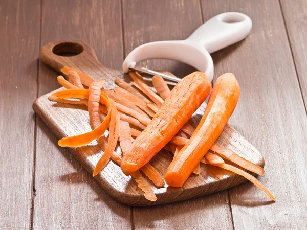 Cenouras Julienne com uma cenoura em uma bandeja de madeira — Fotografia de Stock