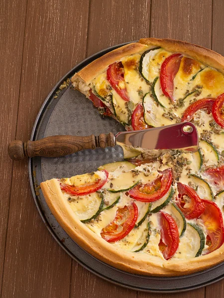 Quiche med tomater och zucchini — Stockfoto