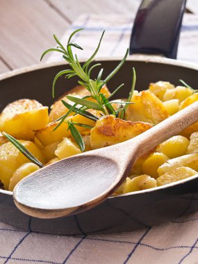 Tavada kızarmış patates.