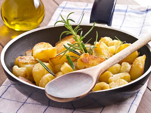 Stekt potatis i en kastrull — Stockfoto