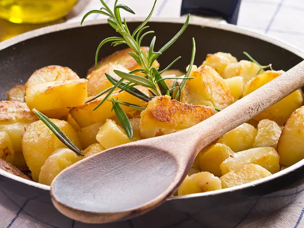 Pommes de terre frites dans une poêle Images De Stock Libres De Droits