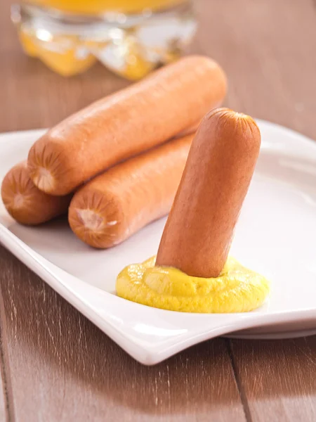 Wurst mit Senf — Stockfoto