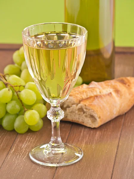 Un verre de vin blanc — Photo