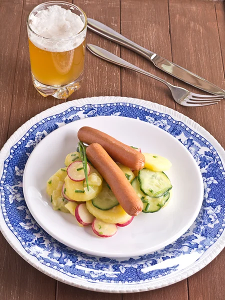 Картофельный салат с колбасой — стоковое фото