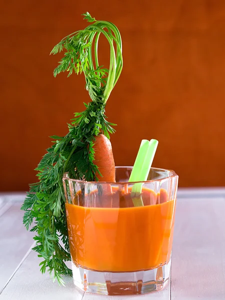 Suco de cenoura em um copo — Fotografia de Stock