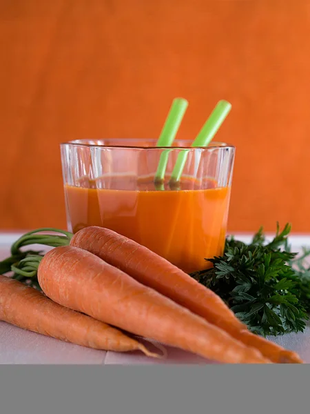 Suco de cenoura em um copo — Fotografia de Stock