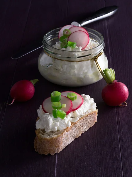 Queso de cabaña con rábano —  Fotos de Stock