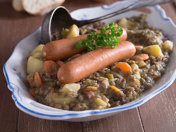 Sopa de lentilha com salsichas Imagem De Stock