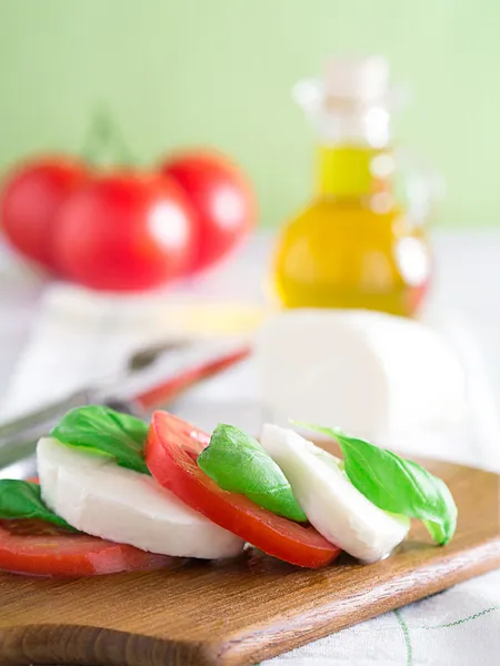 Tomaten met mozzarella en basilicum — Stockfoto
