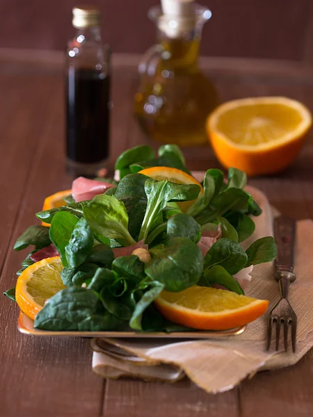 Veld salade met sinaasappels en spek — Stockfoto