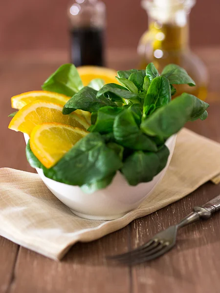 Alan portakal ve jambon salatası — Stok fotoğraf