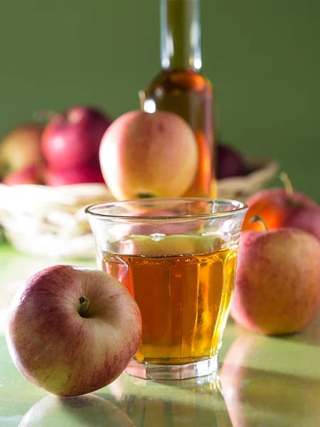 Elma suyu ve elma — Stok fotoğraf