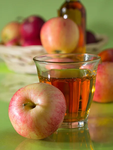 Jablečnou šťávu a jablka — Stock fotografie