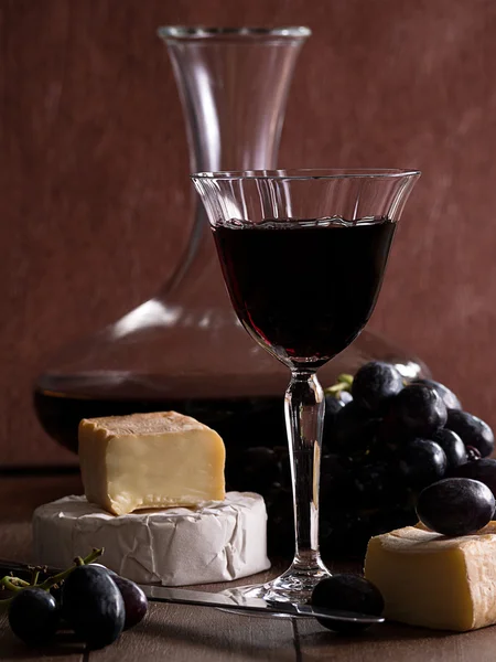 Kieliszek czerwonego wina z winogron i ser — Zdjęcie stockowe