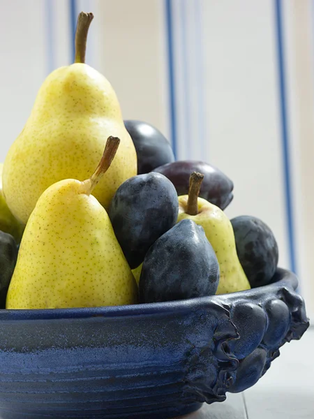 Fruitschaal met pruimen en peren — Stockfoto
