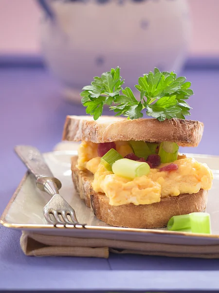 Huevos revueltos con cebolla y jamón — Foto de Stock