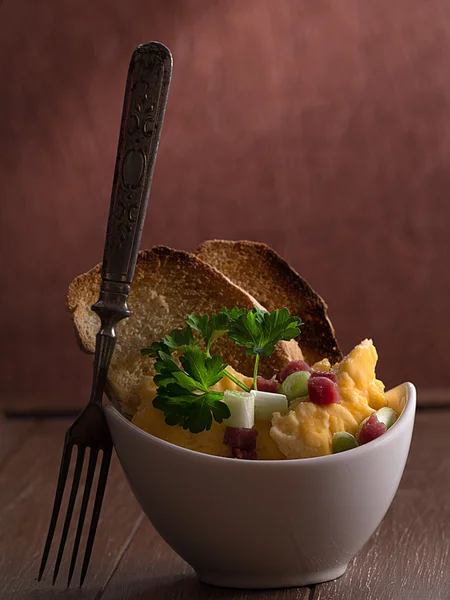 Scrambled eggs with onions and ham — Stock Photo, Image