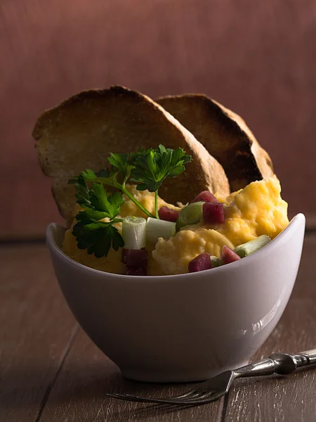 Scrambled eggs with onions and ham — Stock Photo, Image