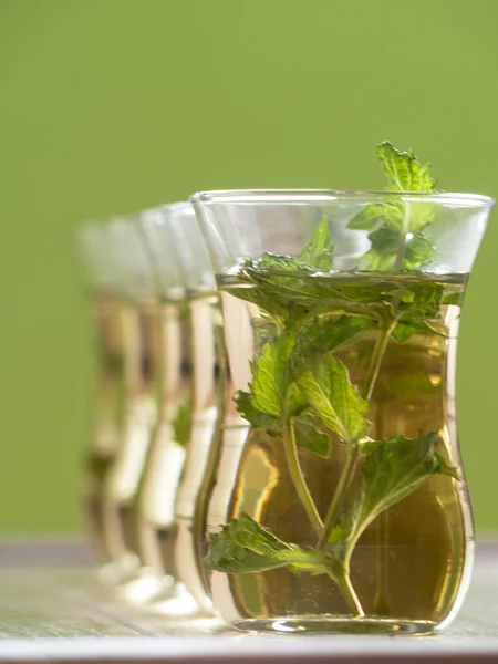 Tè alla menta da foglie di menta fresche — Foto Stock