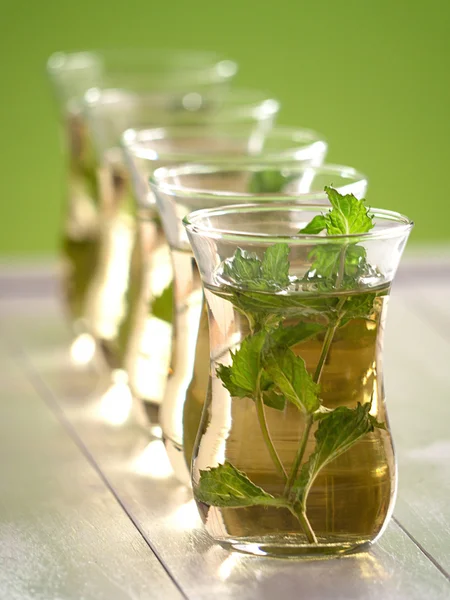 Miętową herbatę z liści mięty — Zdjęcie stockowe