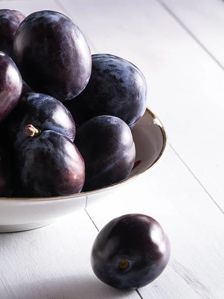 Pflaumen in einer Schüssel — Stockfoto