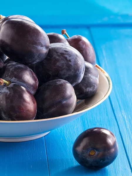 Pflaumen in einer Schüssel — Stockfoto