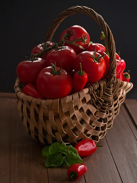 Ντομάτες και τις πιπεριές σε ένα καλάθι — Φωτογραφία Αρχείου