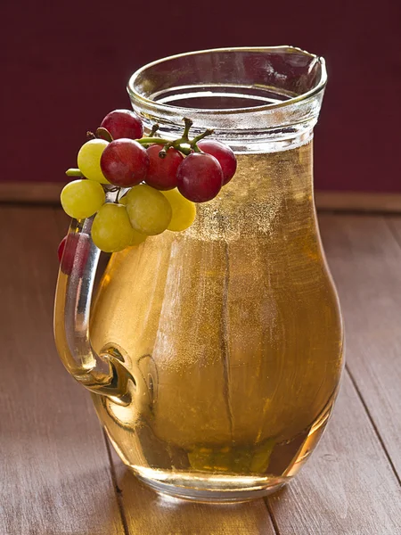 Succo d'uva con uva chiara e scura — Foto Stock