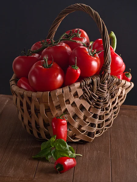 Pomidory i papryki w kosz — Zdjęcie stockowe