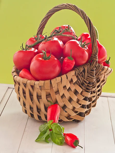 Tomates e pimentas em uma cesta — Fotografia de Stock