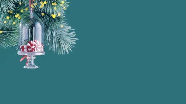 Weihnachtsschmuck Anhänger Aus Glasbonbonbons Auf Dem Ast Des Weihnachtsbaums Rot — Stockfoto