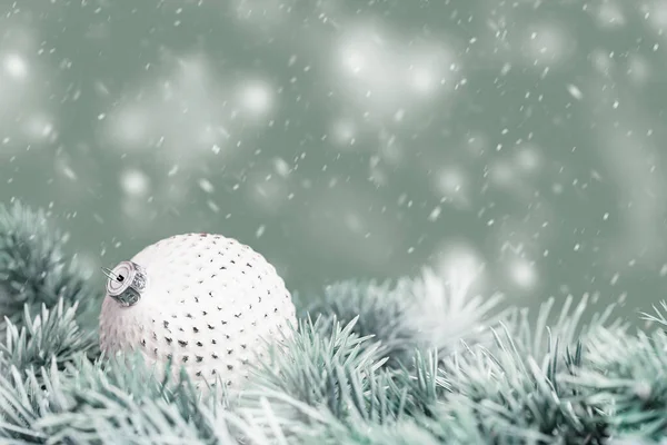 Ramo Dell Albero Natale Con Bianco Bauble Vetro Strutturato Neve — Foto Stock