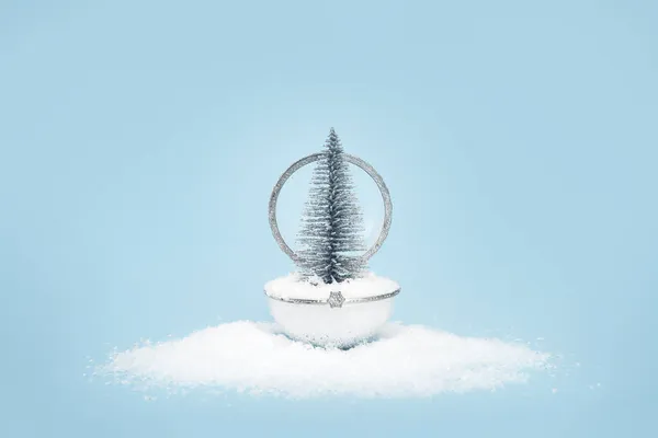 Bauble Cristallo Argento Natale Con Neve Albero Natale Argento Sfondo — Foto Stock